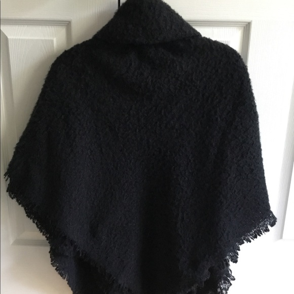 Collar Cape with closure - Picture 3 of 5